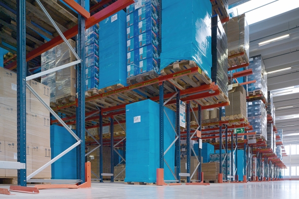 ORDINATI E STABILI Gli scaffali porta pallet sono utilizzati principalmente per lo stoccaggio di merci come pallet e contenitori, che possono essere immagazzinati uno sopra l’altro e uno accanto all’altro per risparmiare spazio.