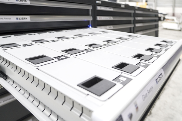 STOCKEZ EN TOUTE SÉCURITÉ. TRAVAILLEZ EFFICACEMENT. Les systèmes de contrôle d’accès électroniques de LISTA vous permettent d’optimiser le stockage et la gestion des outils et du matériel importants de manière sûre, efficace et fiable.